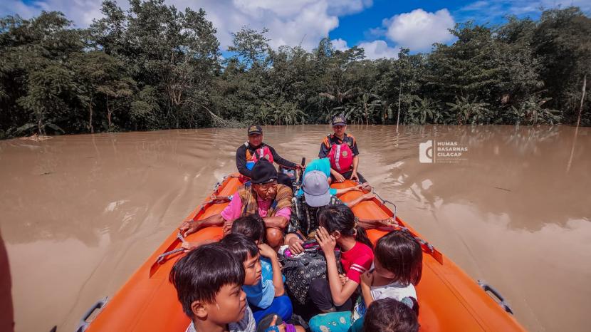 Basarnas Cilacap evakuasi warga kabupaten Cilacap yang terdampak banjir. 