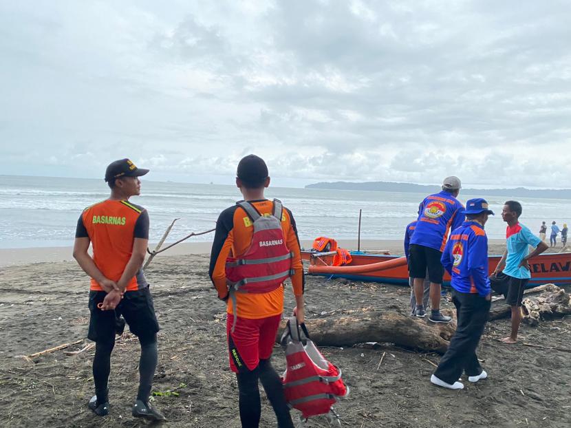 Basarnas Cilacap tengah melakukan pencarian korban yang terseret ombak Pantai Kemiren Cilacap, Sabtu (12/11/22). 