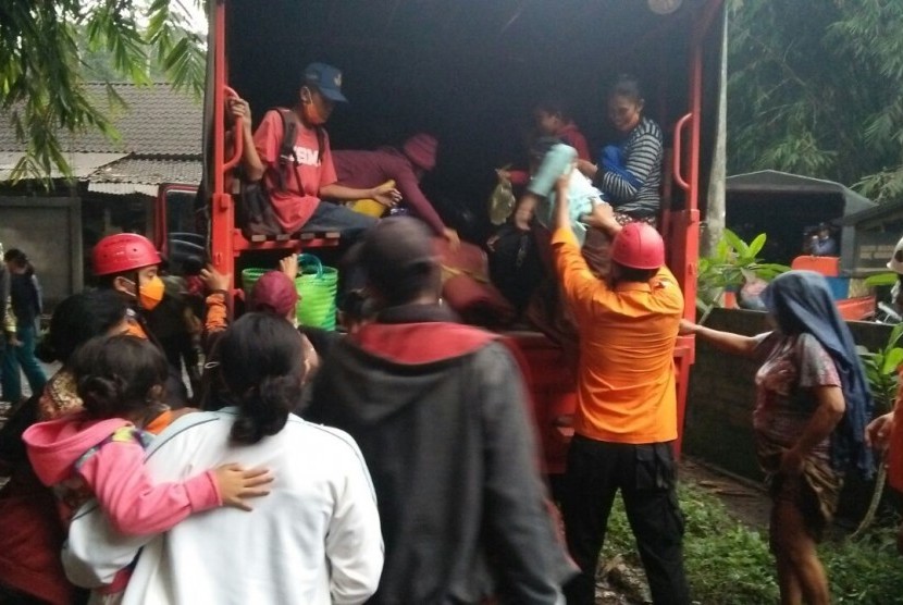 Basarnas mengevakuasi warga yang berada di kawasan rawan bencana Gunung Agung, Bali