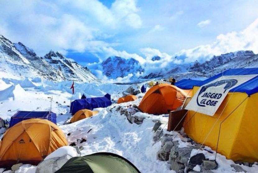 Base Camp Everest sesaat sebelum longsor akibat gempa terjadi 
