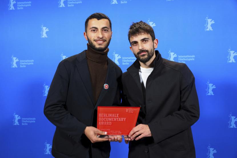 Basel Adra dan Yuval Abraham berpose dengan Berlinale Documentary Film Prize, untuk No Other Land, dalam upacara penghargaan di Festival Film Internasional Berlinale ke-74 di Berlin, Jerman, 24 Februari 2024.