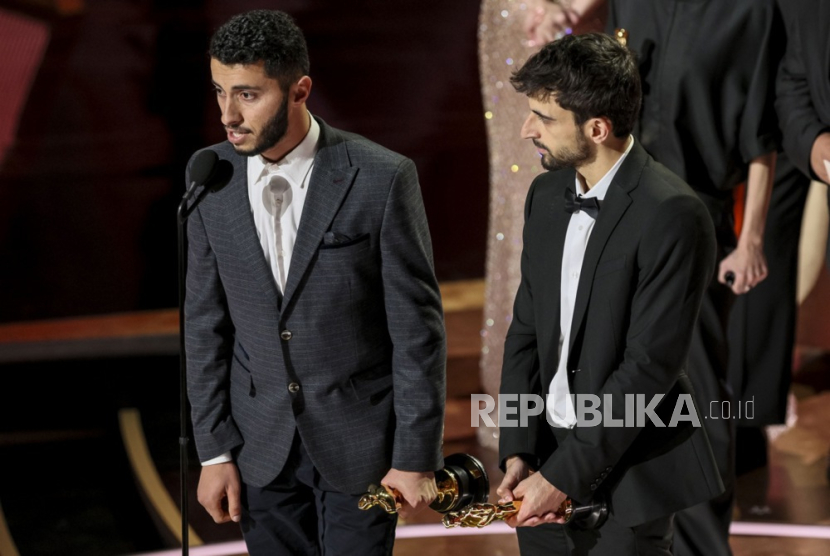 Basel Adra (kiri) dan Yuval Abraham (kanan) menerima Piala Oscar untuk Film Dokumenter Terbaik untuk No Other Land di Academy Awards ke-97 di Dolby Theatre di AS pada Ahad (3/3/2025).