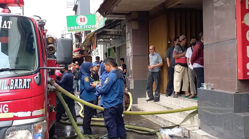 Basement Pasar Baru Bandung alami kebakaran, Kamis (18/1/2024) sore. Para pengunjung dan pedagang berhamburan keluar. 