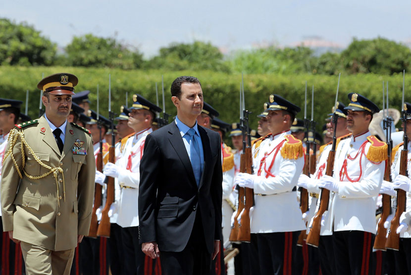 Bashar Al Assad (dua kiri)