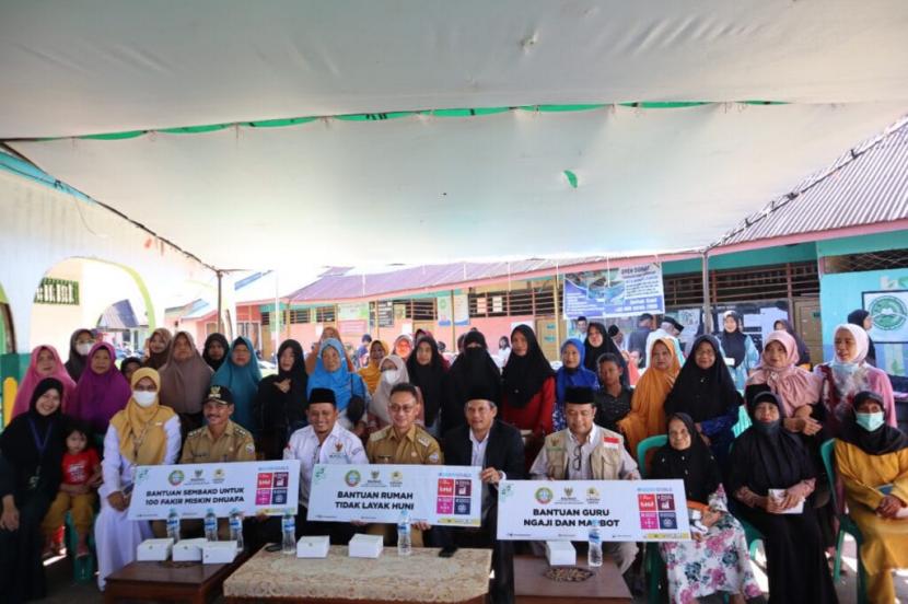 Basnaz Kalbar dan Masjid Ismuhu Yahya menyediakan 140 paket sembako untuk para guru ngaji, marbot dan fakir miskin di Kampung Tambelan Sampit. 