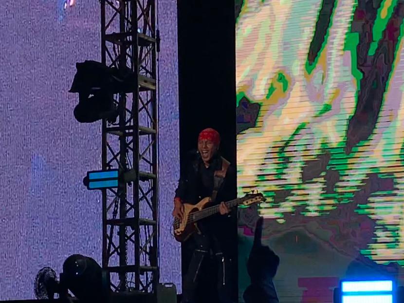 Bassist Dewa 19, Yuke, saat tampil membawakan lagu Pangeran Cinta, dalam konser Dewa 19 featuring All Stars di Stadion Utama Gelora Bung Karno, Jakarta, Sabtu (12/8/2023). 