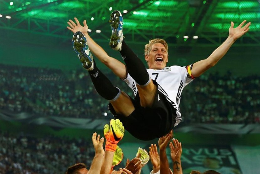 Bastian Schweinsteiger seusai laga terakhirnya bersama timnas Jerman.