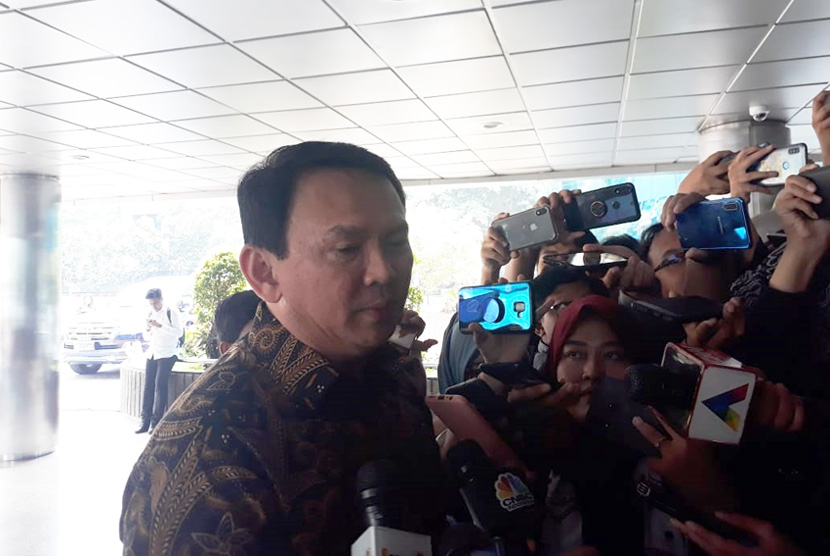 Basuki Tjahaja Purnama atau Ahok tiba di Kantor Kementerian BUMN, Jakarta, Senin (25/11).