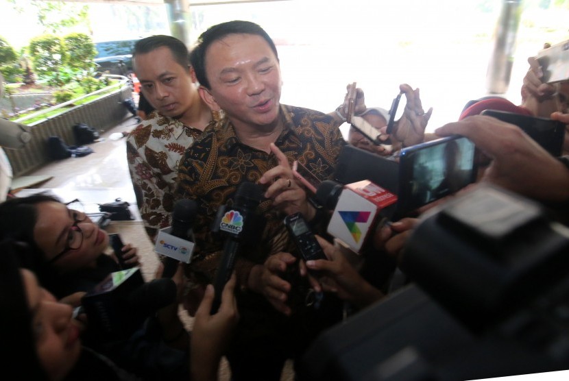 Basuki Tjahaja Purnama atau akrab disapa Ahok menjawab pertanyaan wartawan saat tiba di Kantor Kementerian BUMN, Jakarta, Senin (25/11/2019).