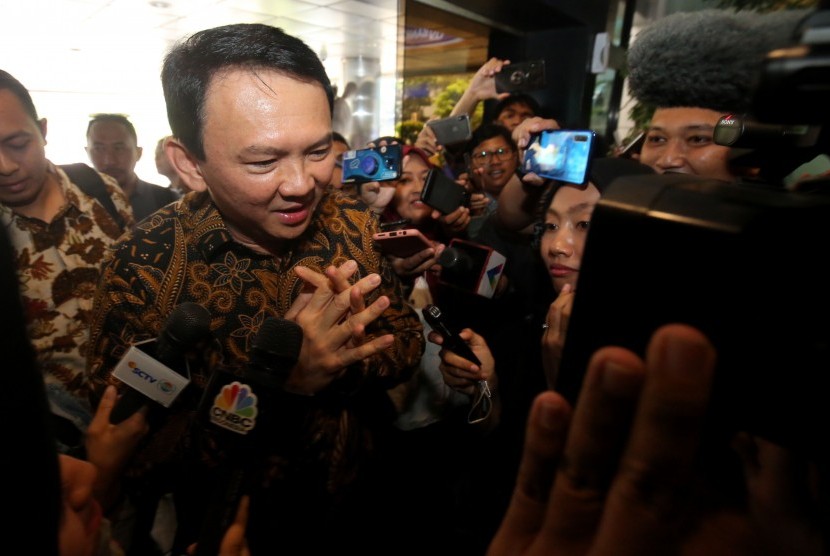 Basuki Tjahaja Purnama atau akrab disapa Ahok menjawab pertanyaan wartawan saat tiba di Kantor Kementerian BUMN, Jakarta, Senin (25/11/2019).