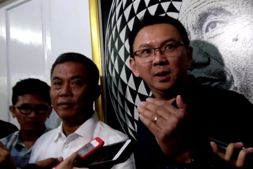 Basuki Tjahaja Purnama (BTP) atau Ahok (kanan) di rumah dinas Ketua DPRD DKI Jakarta Prasetio Edi Marsudi (kiri kedua), Jakarta Pusat, Selasa (30/4) sore.