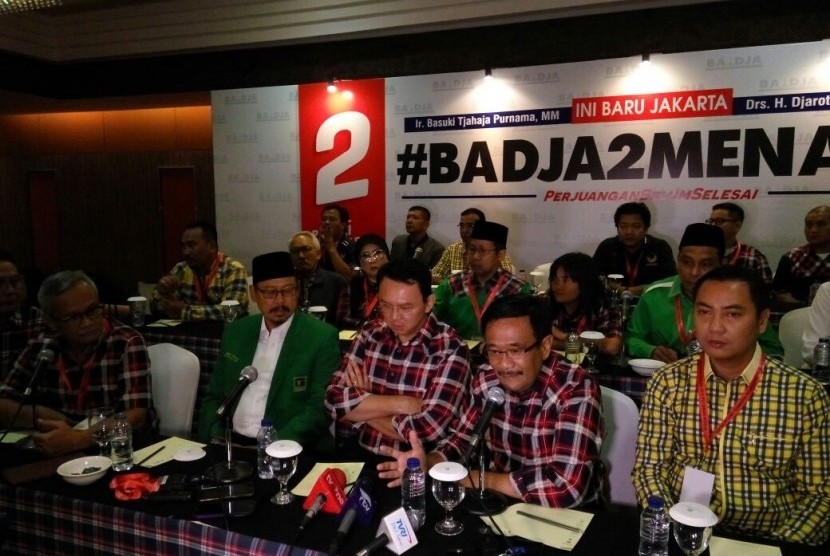 Basuki Tjahaja Purnama-Djarot Saiful Hidayat memberikan keterangan pers soal telatnya agenda penetapan pemilihan gubernur dan wakil gubernur DKI Jakarta 2017 putaran kedua di Hotel Borobudur, Jakarta, Sabtu (4/3).