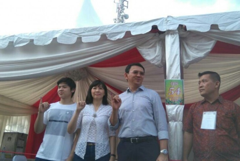 Basuki Tjahaja Purnama usai mencoblos bersama istri dan anaknya, di kediamannya di kawasan Jakarta Utara, (19/4).