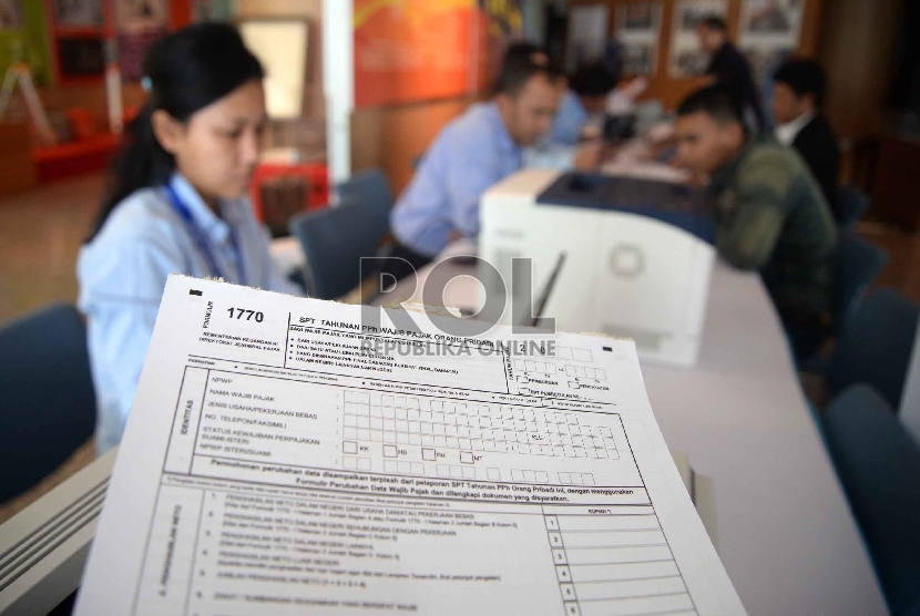 Batas Akhir Pelaporan SPT Pajak Tahunan: Aktivitas pembayaran pajak di Galeri Kantor Pusat Ditjen Pajak, Jakarta, Rabu (18/3). 