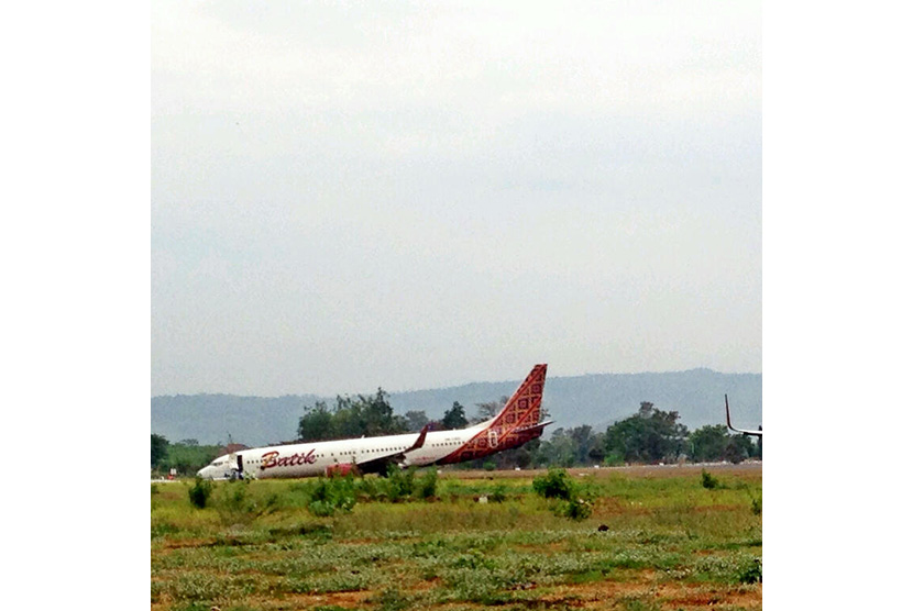 Pesawat Batik Air tergelincir di Bandara Adisucipto, Jumat (6/11).
