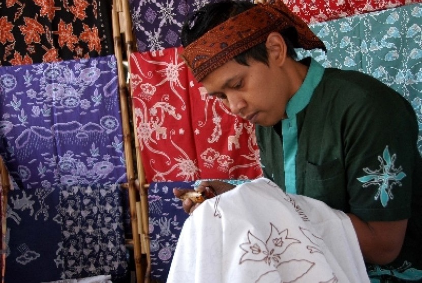 Batik Bogor yang disesuaikan dengan karakter kota Bogor seperti kujang, tanduk rusa, bunga bangkai tersebut menjadi salah satu produksi andalan.