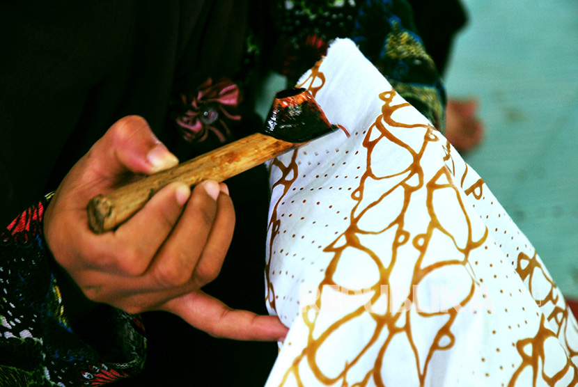 Batik Khas Pelelawan menggabungkan teknik membatik dari daerah penghasil batik di Pulau Jawa