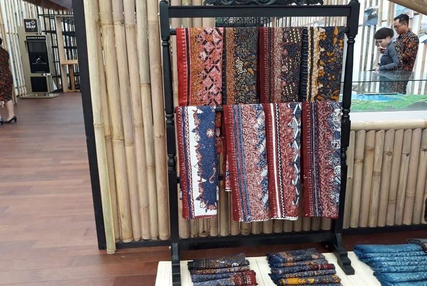 Batik Lasem salah satu kain tradisional Nusantara yang ikut dipamerkan di Paviliun Indonesia dalam Pertemuan Tahunan Dana Moneter Internasional (IMF) - Bank Dunia (World Bank) 2018 Bali. 