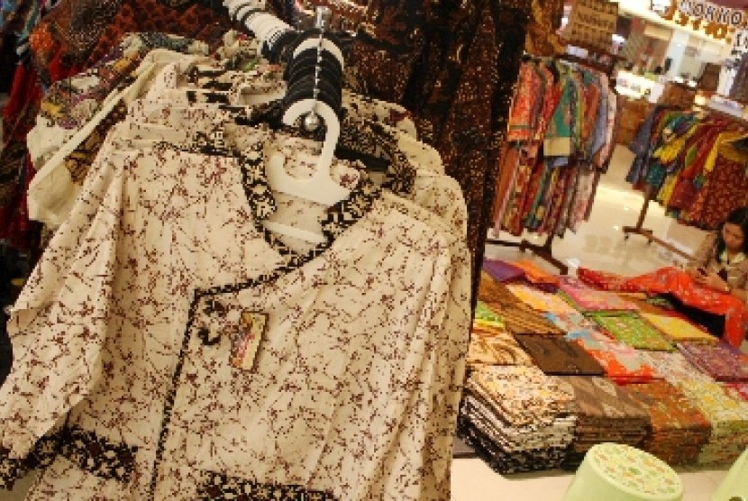 Batik menjadi salah satu produk Indonesia yang dijual dalam rangka meramaikan Indonesia Festival di Wassenar, Den Haag, Belanda.