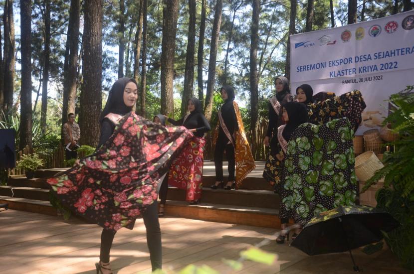 Batik Tulis Karya 87 Siswa Binaan YPA-MDR Siap Bersaing di Dunia Mode Indonesia