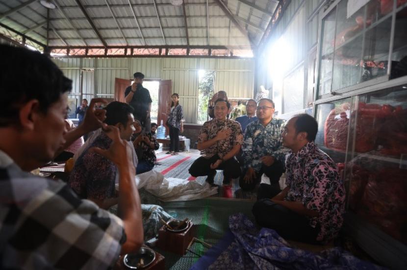 Batik. Ketua Fraksi Partai Demokrat DPR RI, Edhie Baskoro Yudhoyono, mengapresiasi capaian UMKM batik di Ngawi 