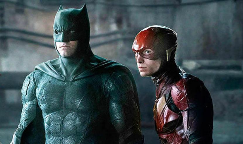 Batman (kiri) dan The Flash (kanan). Di film The Flash, muncul empat karakter Batman.