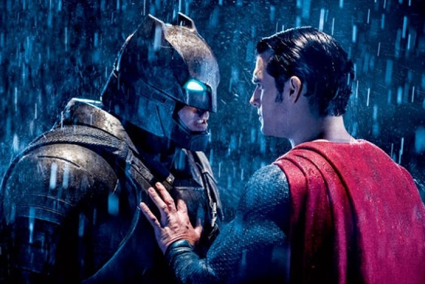 Karakter Superman (kanan). DC Extended Universe (DCEU) bersiap untuk proyek reboot Superman. Syuting akan dilakukan pada 2024. Sementara itu, DC diprediksi akan mengumumkan nama-nama pemain pada akhir tahun ini.