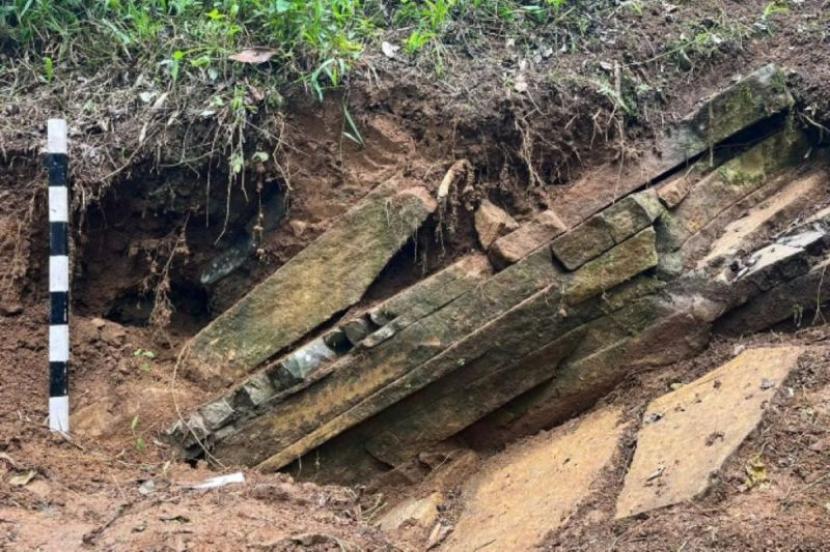 Batu berlapis yang ditemukan di Desa Kampung Melayu, Kecamatan Bermani Ulu, Kabupaten Rejang Lebong. 