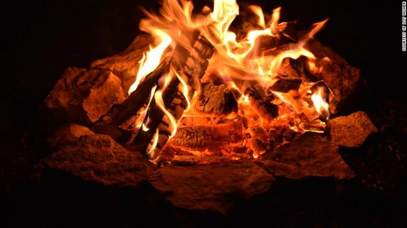Krisis energi memaksa beberapa orang beralih ke sumber pemanas yang lebih murah, seperti kayu bakar di tengah cuaca yang semakin dingin. 