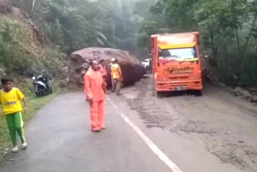 Batu besar sisa material longsoran masih menutup badan Jalan Garut-Pameungpeuk, Kabupaten Garut, Senin (2/3) sore.