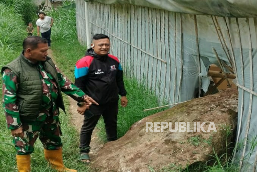 Tiga Batu Besar Menggelinding dari Gunung Batu Lembang, Penyebabnya Masih Misterius