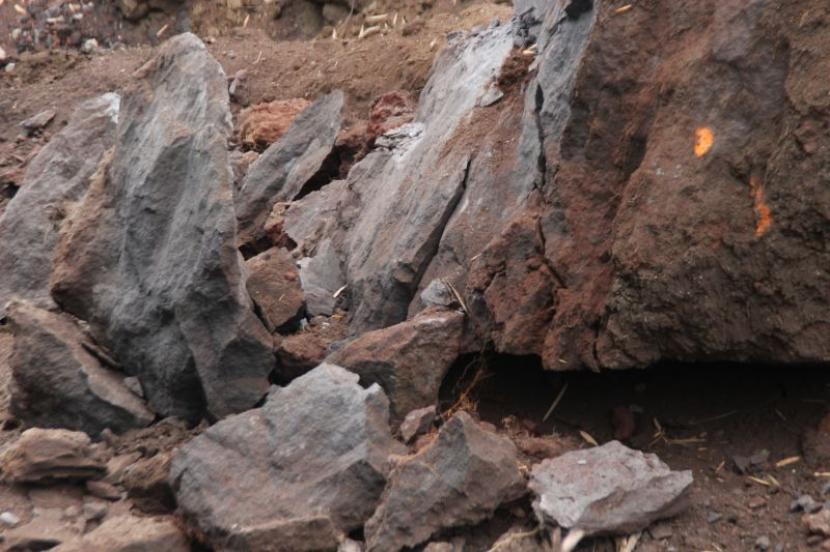 Batu besar yang berhasil dihancurkan melalui metode peledakan atau Demosili di Kapalo Koto, Sungai Pua, Kecamatan Sungai Pua, Kabupaten Agam pada Jumat (31/5/2024). 