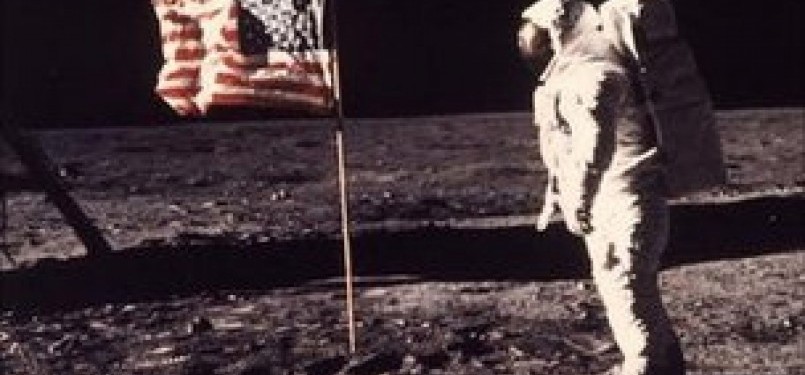 Batu dari bulan banyak diambil dalam misi pendaratan di bulan. 