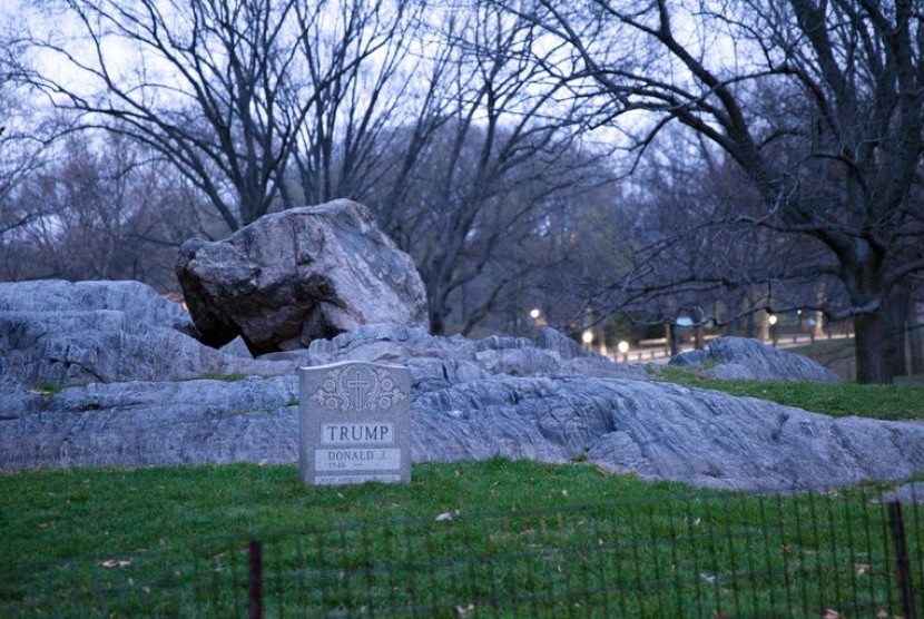 Batu nisan bernama Donald Trump di Central Park, New York.