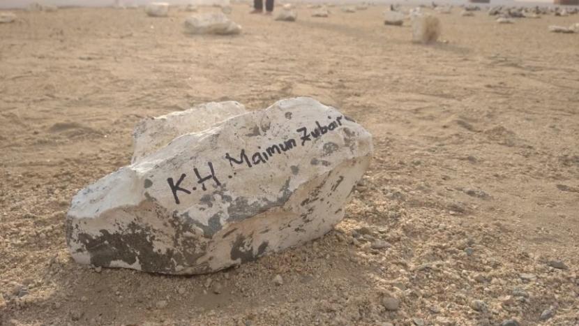 Batu nisan makam Mbah Moen di Mala.
