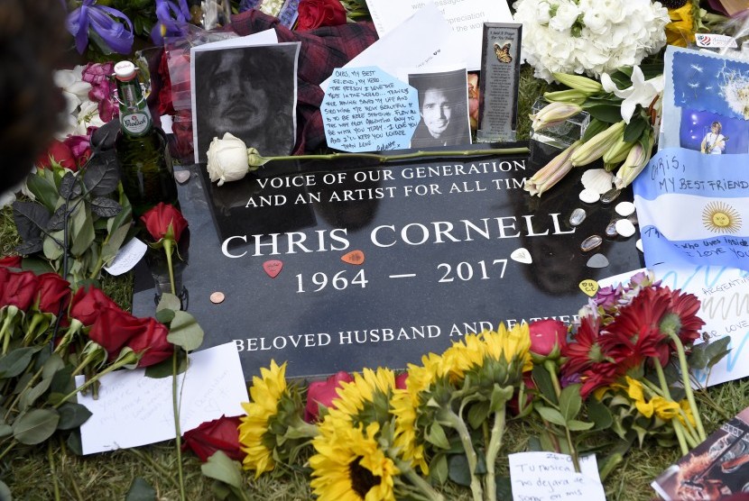 Batu nisan musisi Chris Cornell di Hollywood Forever Cemetery.