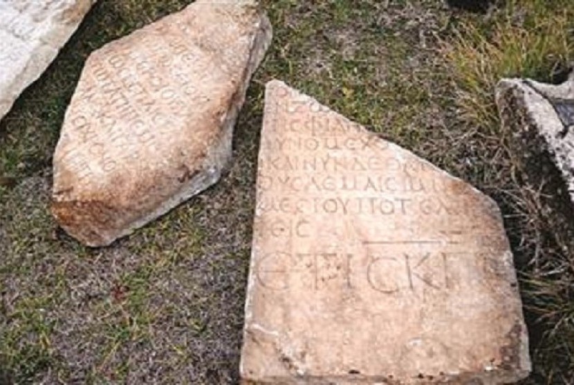 Batu Nisan Romawi yang diperkirakan berusia 18 abad.