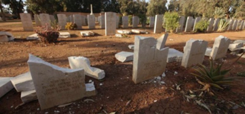 Batu nisan yang hancur di Libya