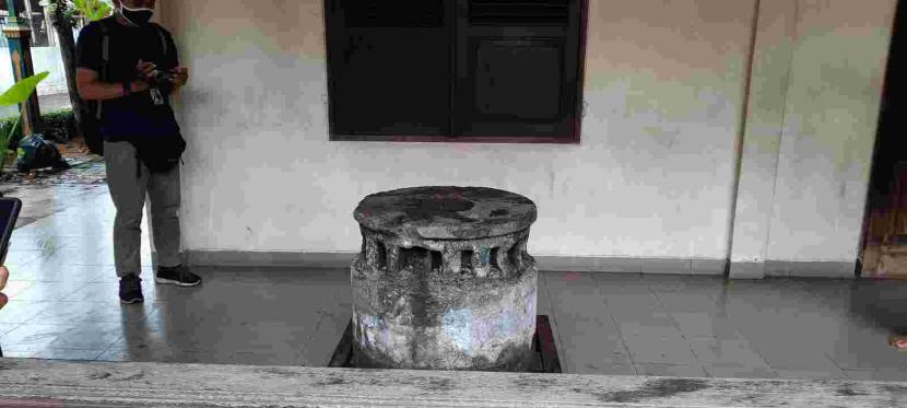 Batu penggilingan abad ke-18 yang ditemukan di Jalan TB Simatupang telah dipindahkan ke Balai Budaya Condet, Jakarta Timur, Sabtu (30/10). 