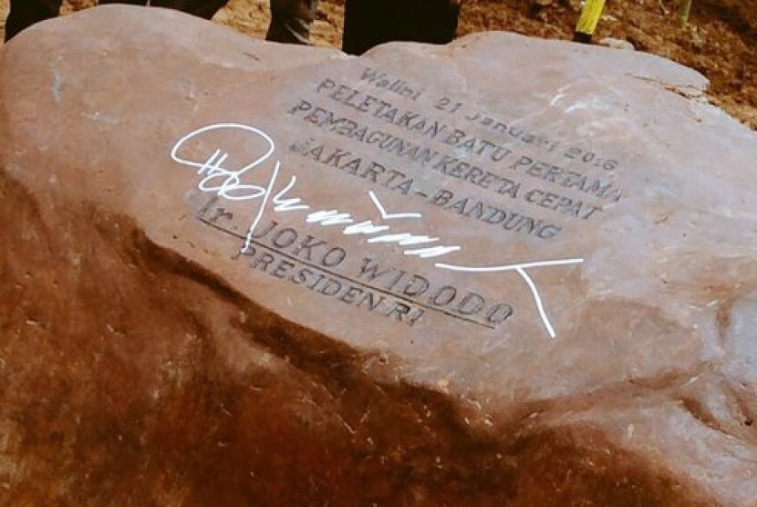 Batu prasasti kereta cepat yang ditandatangani Presiden Jokowi.