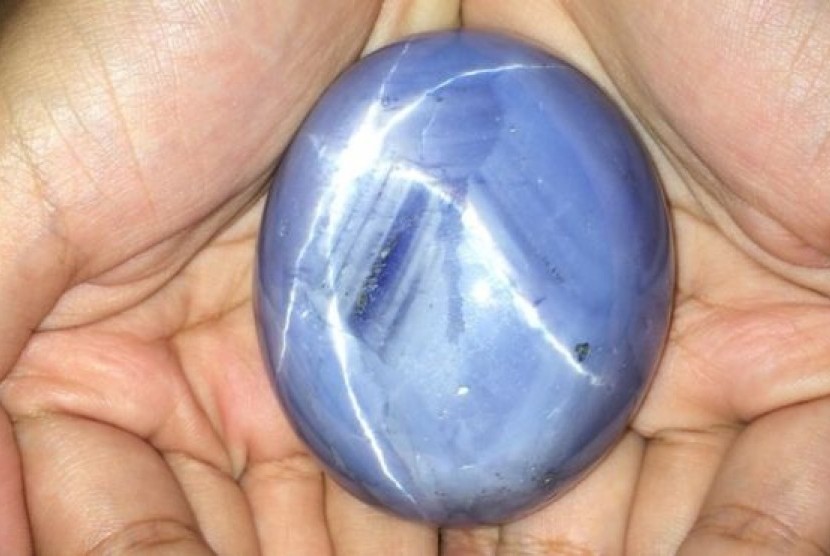 Batu safir bintang biru terbesar di dunia ditemukan di Sri Lanka.