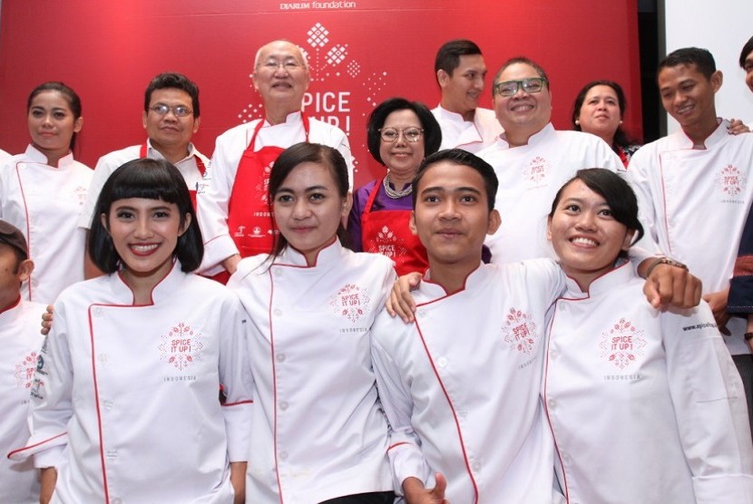 bawah ki-ka: Chef Astrid Enricka bersama tiga siswa/i SMKN 1 Kudus bergabung bersama tim kuliner Indonesia di ajang Frankfurt Book Fair 2015 