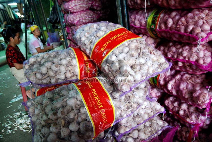  Bawang putih impor di Pasar Induk Kramat Jati, Jakarta, Senin (10/12). (Republika/Prayogi)