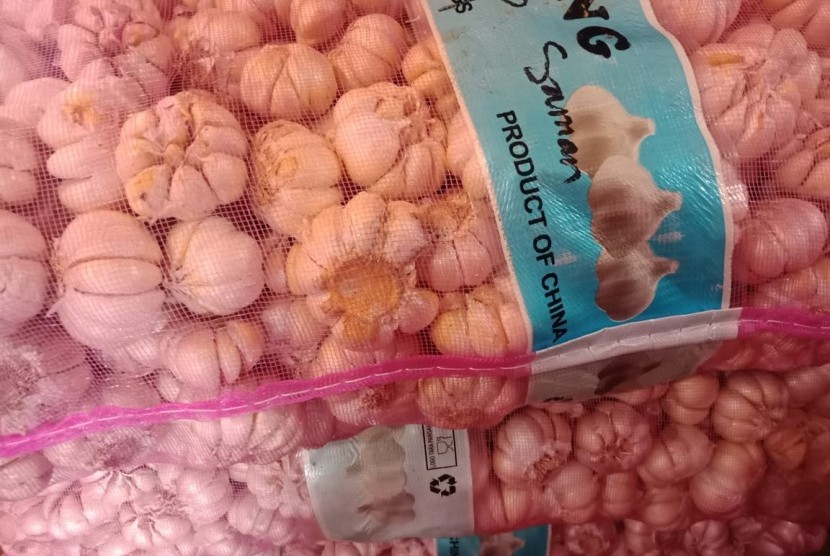 Bawang putih impor yang dijual di Pasar Induk Kramat Jati, Jakarta Timur, Ahad (14/4). 