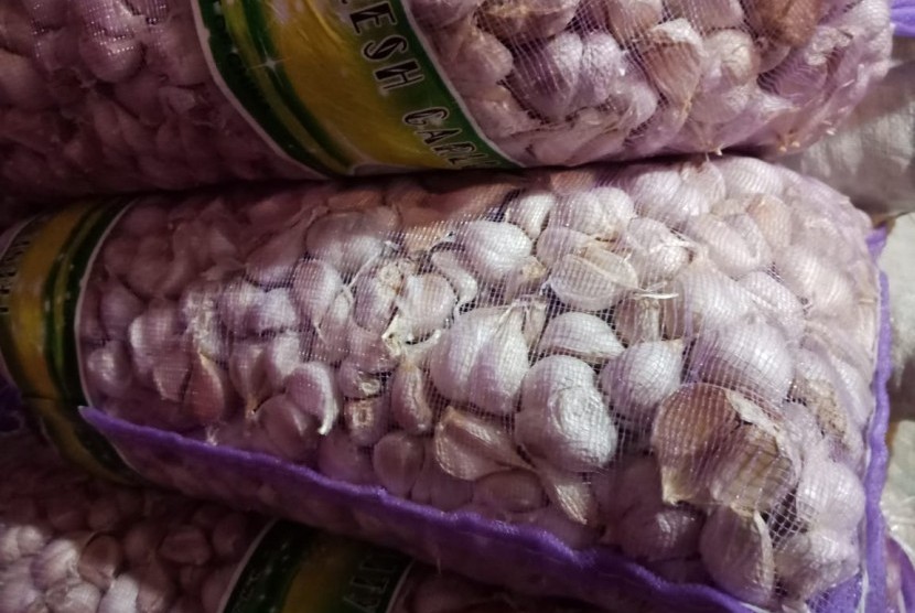 Bawang putih impor yang dijual di Pasar Induk Kramat Jati, Jakarta Timur, Ahad (14/4). 