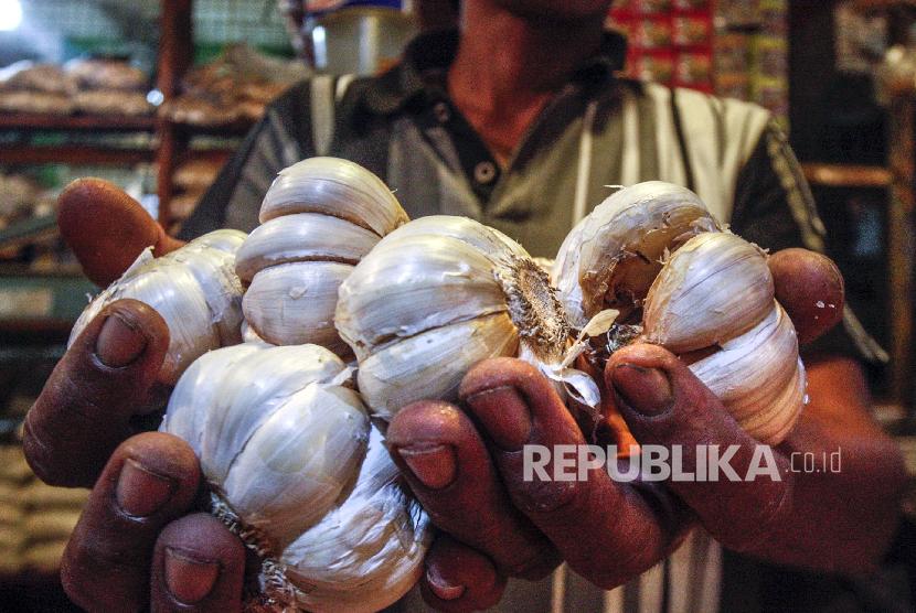 Bawang putih. Pemerintah Provinsi Sumatera Barat (Sumbar) akan menggelar operasi pasar bawang putih dengan harga Rp 32 ribu per kg.