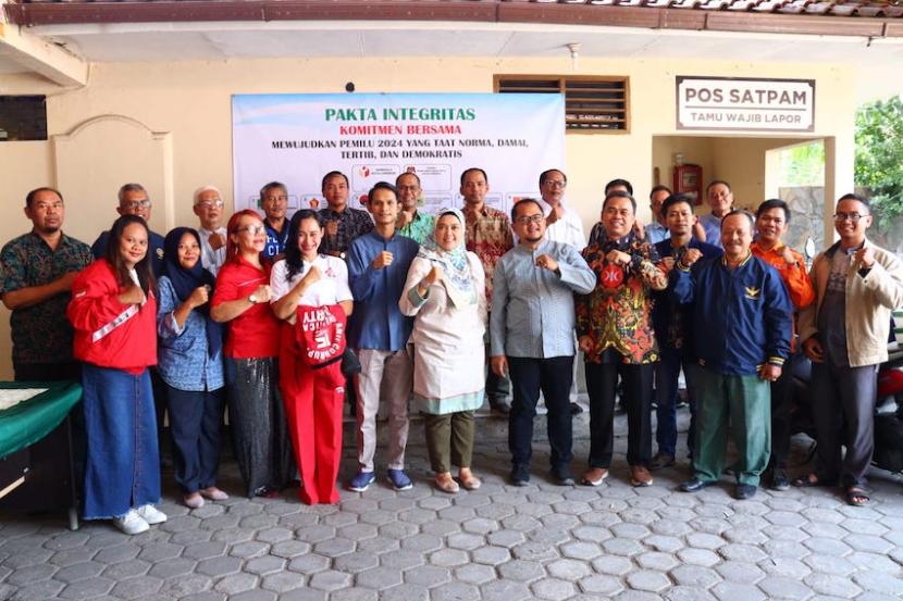 Bawaslu bersama unsur pimpinan partai politik (parpol) tingkat Kota Cirebon menyepakati penertiban mandiri alat peraga sosialisasi (APS) yang melanggar aturan. 