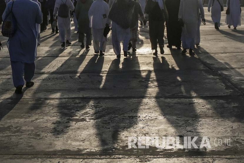  Hikmah Naik Haji dengan Jalan Kaki. Foto: Bayangan langkah kaki jamaah haji berjalan menuju jamarat.