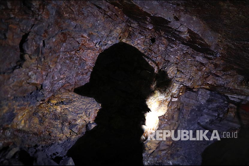 Sedikitnya 18 orang pekerja terperangkap di bawah tanah akibat tambang emas di Prefektur Ili, Daerah Otonomi Xinjiang, China, longsor.