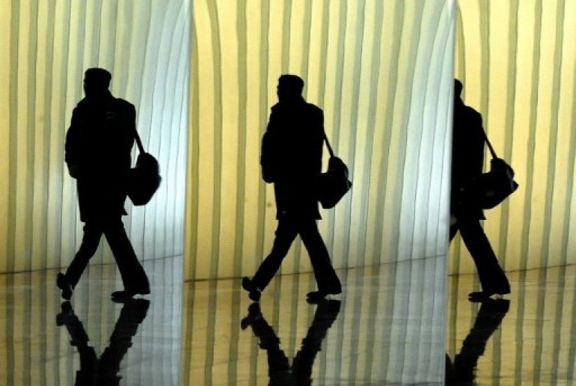 Bayangan seorang laki-laki yang sedang berjalan di World Financial Center, New York, 24 February 2011